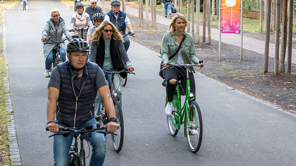 Fahrradfahrer auf der Promenade