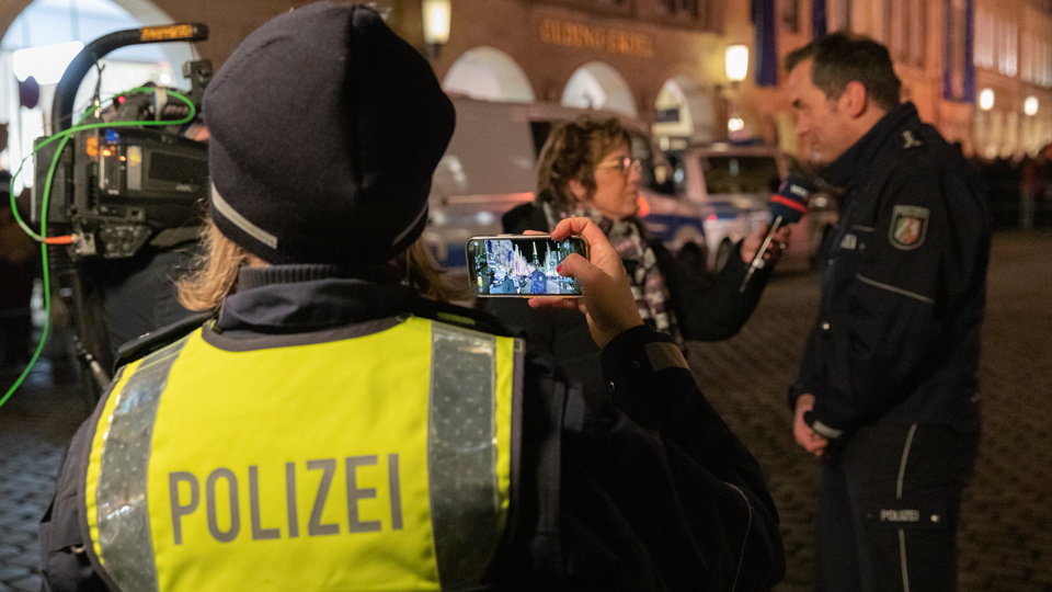 Ein Pressesprecher der Polizei gibt ein Interview vor laufender Kamera