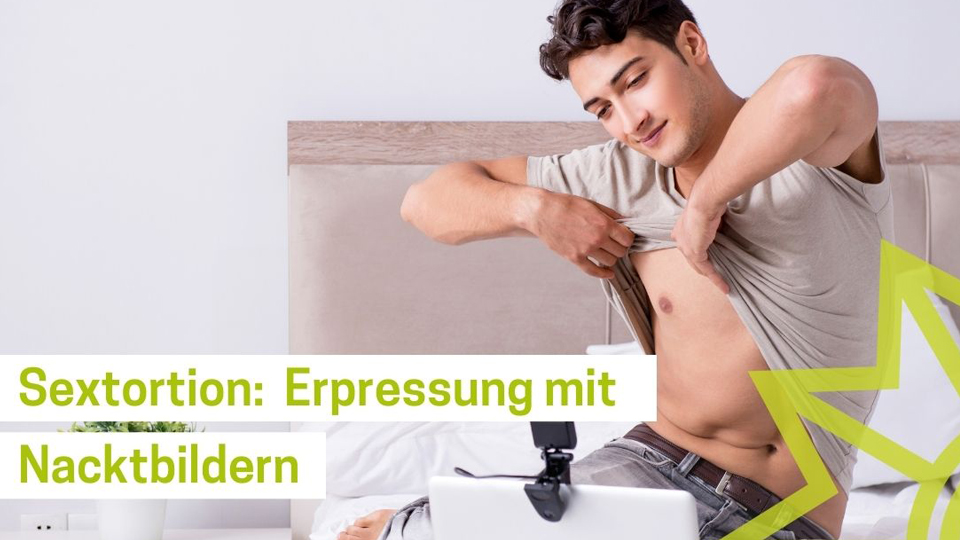 Ein junger Mann zieht vor der Webcam seines Laptops sein T-Shirt hoch