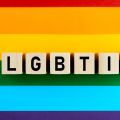 LGBTIQ Schriftzug auf Regenbogenfarben