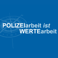 Weißer Schriftzug "Polizeiarbeit ist Wertearbeit" auf blauem Grund mit weißem Kompass-Symbol im Hintergrund
