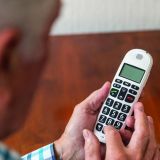 Senior am Telefon