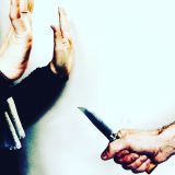 Symbolbild Raub mit Messer
