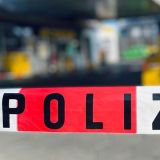 Polizei-Absperrung mit Flatterband vor gesprengtem Geldautomaten