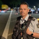 Ein Polizist vor der Kontrollstelle am Autobahnrastplatz