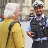 Symbolbild Polizisten mit Bürgerin
