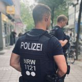 Drei Polizisten und eine Polizistin bei der Kontrolle im Bahnhofsumfeld
