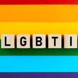 LGBTIQ Schriftzug auf Regenbogenfarben