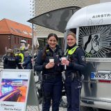 Zwei Polizistinnen vor dem Kaffeestand "COPpuccino"