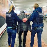 Eine Polizistin und ein Polizist führen eine Person im Hamburger Tunnel ab