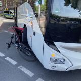 Fahrrad unter Bus eingeklemmt