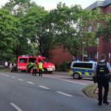 Einsatzfahrzeuge von Feuerwehr und Polizei am Rüschhausweg in Münster