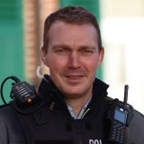 Zwei Polizeibeamte in Uniform