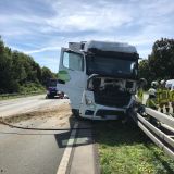 Das Bild zeigt einen verunfallten Lkw auf der A 31.