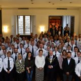 Die neuen Kolleginnen und Kollegen der Polizei Münster mit Polizeipräsidentin Alexandra Dorndorf und Oberbürgermeister Markus Lewe (erste Reihe Mitte).