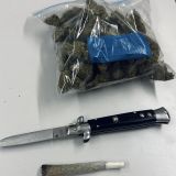Das Bild zeigt Cannabis und ein Messer.