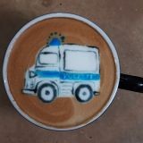 Kaffeebecher mit einem Polizeiauto als Schaum 