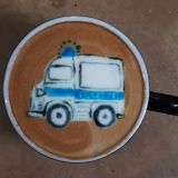 Kaffeebecher mit einem Polizeiauto als Schaum