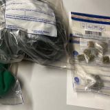 Drei Plastiktüten, die mutmaßlich gestohlene Hoodies sowie kleine Tütchen mit Betäubungsmitteln enthalten
