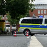 Ein Streifenwagen an einer Straßensperre