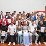 Die Schülerinnen und Schüler der Abschlussklasse 2025 des Bildungsgangs FOS Polizei gemeinsam mit Vertretenden des Hansa-Berufskollegs Münster, der Polizei Münster und der Bezirksregierung Münster auf einem gestellten Gruppenfoto.
