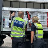 Kollegen, die in den LKW schauen
