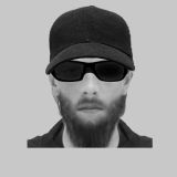 Schwarzweißes Phantombild des mutmaßlichen Tatverdächtigen - ein Mann mit Sonnenbrille, Cappy und dunklem Vollbart.