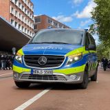 Ein Streifenwagen vor der Rückseite des Hauptbahnhofs Münster