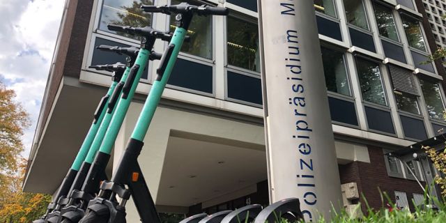 Vier E-Scooter vor dem Polizeipräsidium Münster