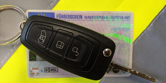 Führerschein und Fahrzeugschlüssel
