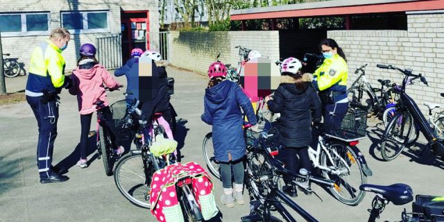 Polizisten mit Schülern beim Fahrradtraining