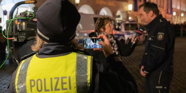 Ein Pressesprecher der Polizei gibt ein Interview vor laufender Kamera