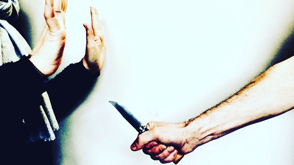Symbolbild Raub mit Messer