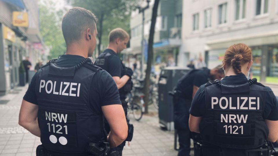 Drei Polizisten und eine Polizistin bei der Kontrolle im Bahnhofsumfeld