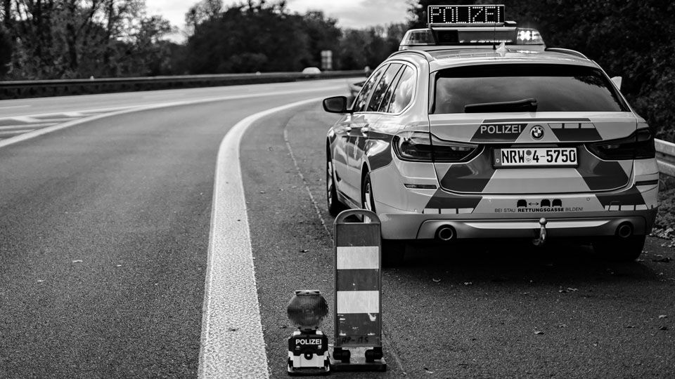 Polizeiauto auf der Autobahn