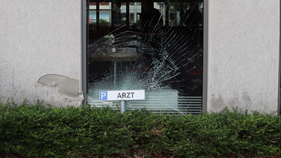 Das Bild zeigt die gesprungene Scheibe der Bäckerei