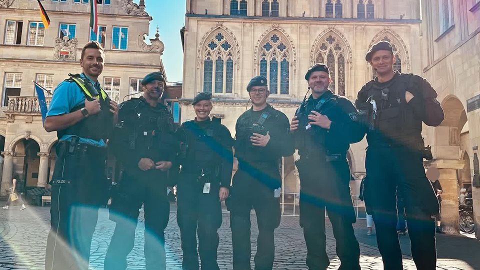 Gruppenfoto von Polizisten vor dem Rathaus in Münster