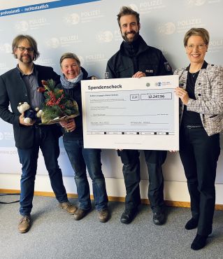 Polizei Münster. Das Bild zeigt die Spendenübergabe (v.l. Stefan Feismann, Carolin Feismann, Simon Kaminski, Alexandra Dorndorf)