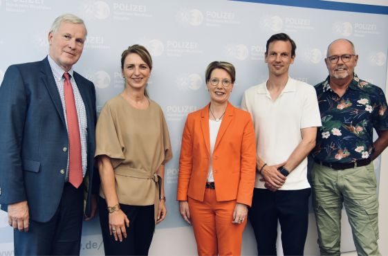 Gruppenfoto: Vertreterinnen und Vertreter der Polizei Münster und des SC Preußen Münster