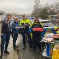 Foto: Polizei Münster (Das Bild zeigt Kerstin und Michael mit den Geschenken)