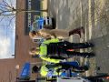 Das Bild zeigt Polizistinnen und die Polizeipräsidentin Alexandra Dorndorf, wie sie eine Bürgerin beraten.