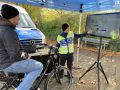 Das Bild zeigt eine Verkehrssicherheitsberaterin, wie sie den Pedelec-Simulator erklärt.