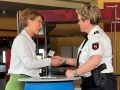 Polizeipräsidentin Alexandra Dorndorf überreicht Andrea Möller einen Behörden-Coin