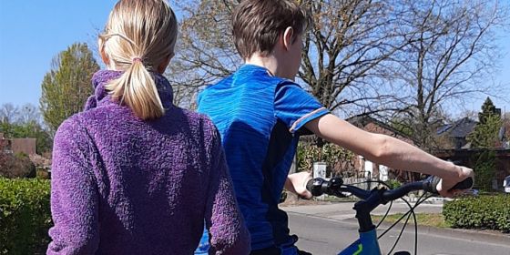 Symbolbild Kinder auf Fahrrad